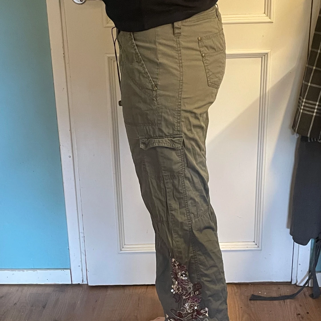 Olivgröna cargopants med broderi - 2