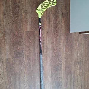 Unihoc Bamboo 5 96cm F29 Right Innebandyklubba - Säljer en Unihoc innebandyklubba i 96 cm. Modellen är KH STL Bamboo 5 i 27 flex, klubban är för rightare. Klubban har ett gult Unity blad på. Skickar med en ny och fräsch grepplinda. Klubban finns i Karlstad och kan fraktas.
