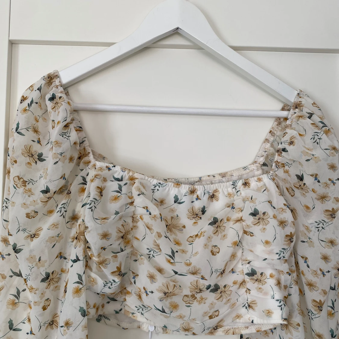 Blommig blus med puffärmar från Boohoo - 1