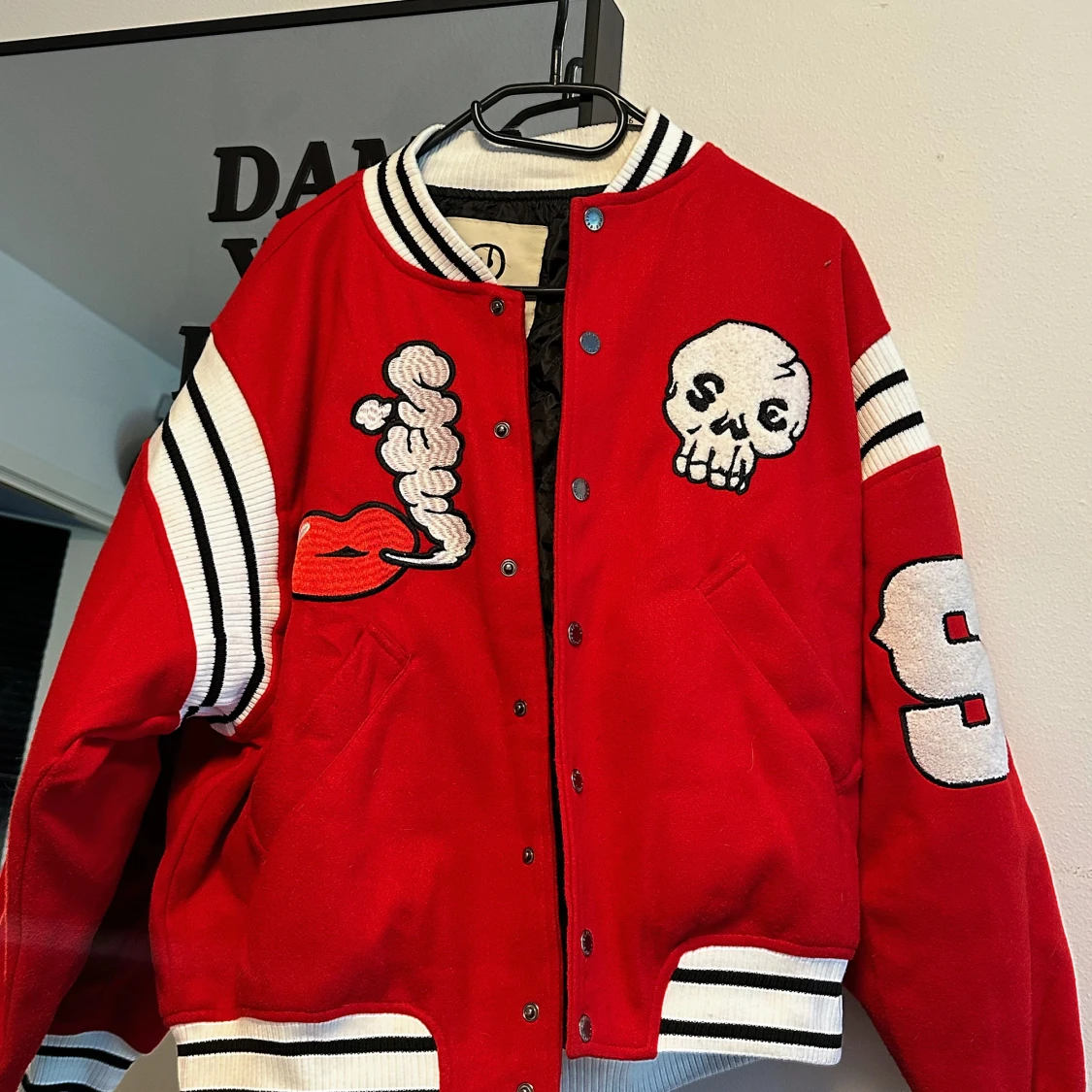 Röd bomberjacka från SWE 