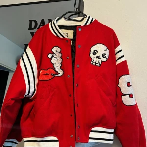 Röd bomberjacka från SWE  - Använd en gång, den är helt ny och har fortfarande etiketter kvar.