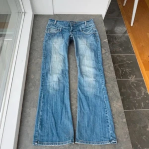 Low waist bootcut jeans - Säljer dessa sjuuukt snygga jeans som tyvärr är lite för små för mig (har storlek 38) midjemått 42cm rakt över💕💕 TRYCK INTE PÅ KÖP NU SKRIV TILL MIG INANN!!!