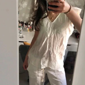 Blustopp - Säljer en vit v-ringad blustopp från Vila, strl. S🤍 Jättesöt men får aldrig någon användning för den:(