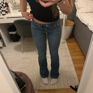 Blå lågmidjade jeans - Snygga blå jeansbyxor med låg midja och klassisk femficksdesign. 