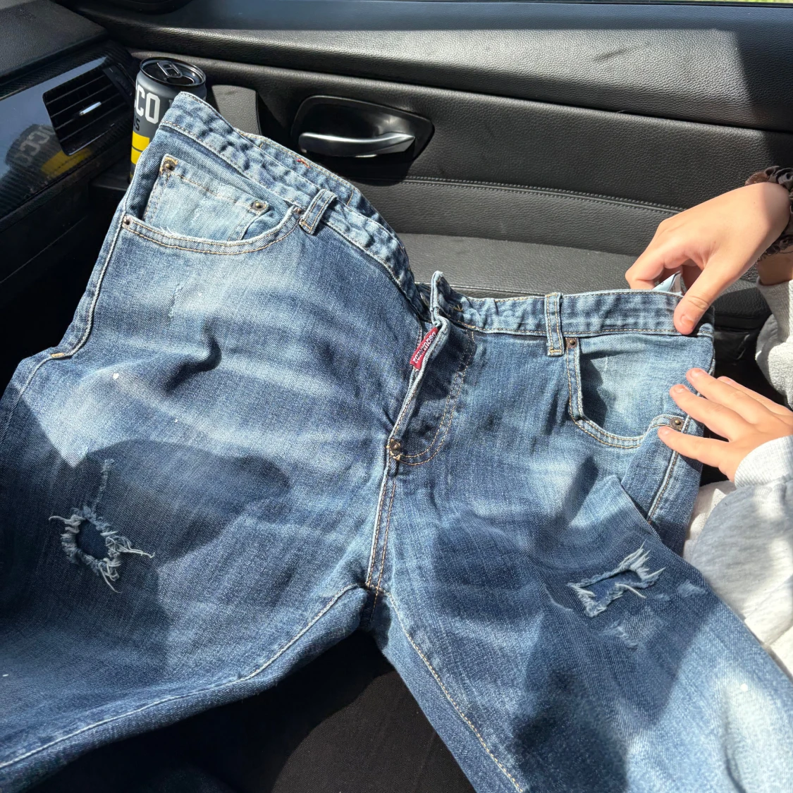 Blå slitna jeans med hål - 1