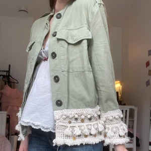 Eftertraktad Zara jacka  - Så snygg khaki jacka med fransar från Zara😍 Storlek XS men passar även S💕💕💕