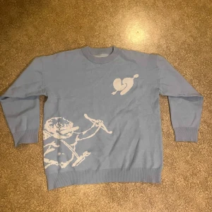 Ljusblå sweatshirt  - ljusblå oanvänd stickad sweatshirt från Lunara. Storlek S men passar som M. Säljer då den inte passade mig 