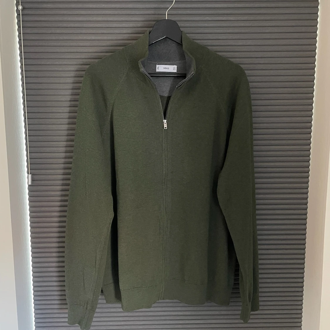 Olivgrön ziptröja från Mango