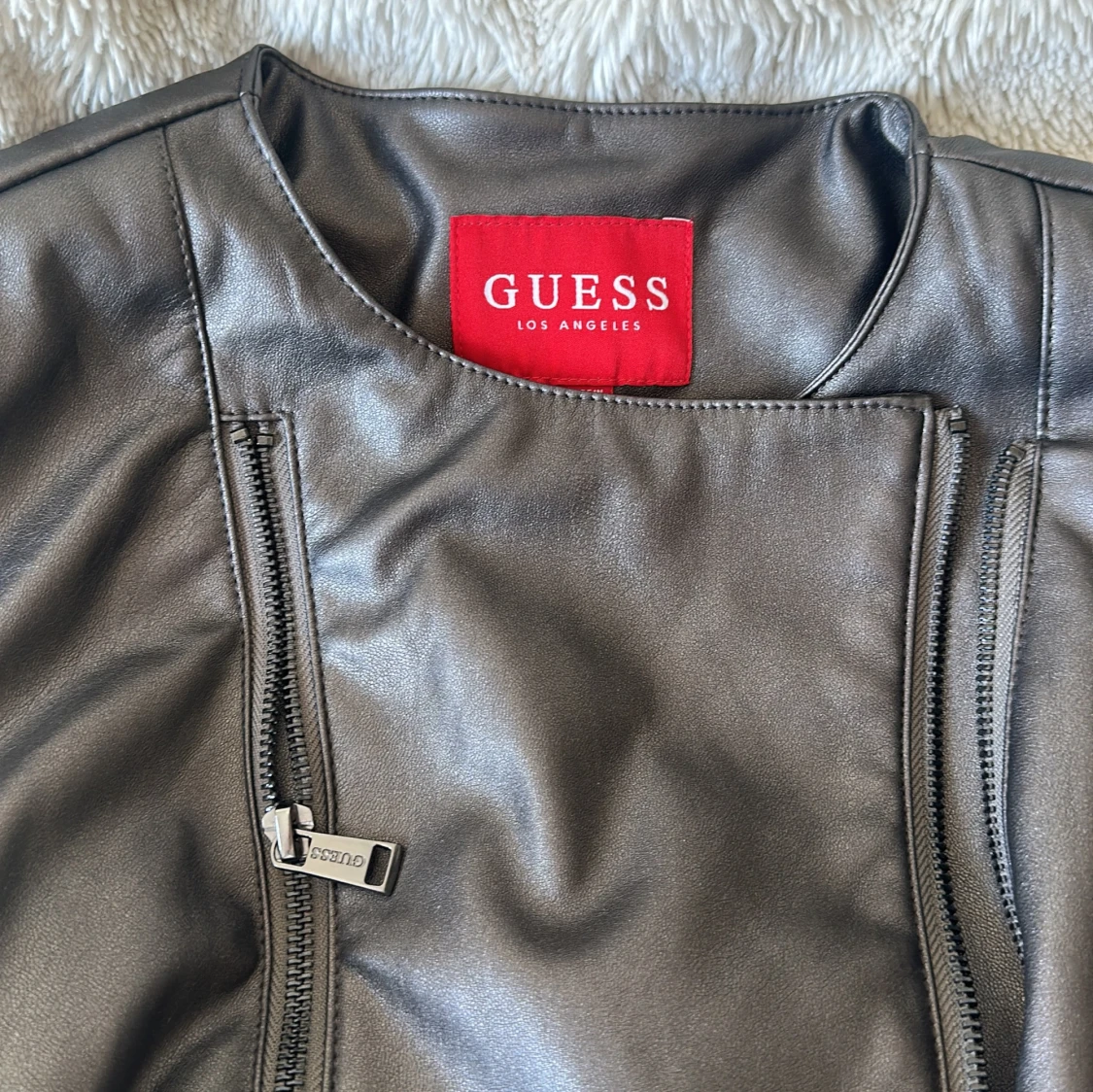 Svart skinnjacka från Guess - 2