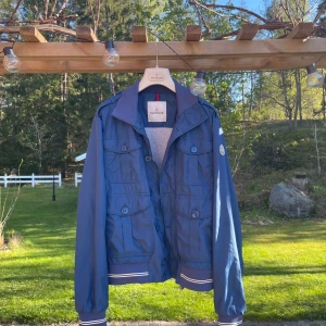 Moncler Gamma blå  - Moncler Gamma blå. Skick 9-10. Stl 2 (S-M). Retail 12-17.000kr mitt pris 4.499. Byten kan vara intressant, i skor stl 43 och kläder M-L.