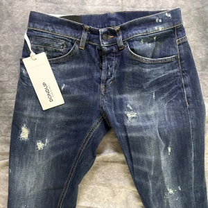 Helt nya Dondup George med slitningar  - Mycket fint skick | Size 29 midja 38, längd 100 | Sitter slim fit | Nypris 3000 vårt pris 1099 | Medföljer tags