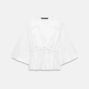 Vit blus med vida ärmar från Zara - Säljer en vit blus från Zara med v-ringning och breda, vida ärmar. Blusen är slutsåld på hemsidan🥂 Aldrig använd pga för liten för mig! 