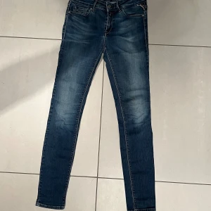 Replay jeans W27 L30 - Superfina Replay jeans!! Nyskick i stort sätt!! Hör av dig vid frågor😃.                       9