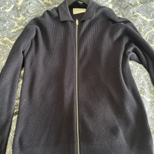 Mörkblå stickad tröja från Jack&jones - Säljer en mörkblå stickad tröja från Jack&Jones. Ny pris är 600 och jag säljer de för 450. Pris går att diskutera. Viktigt att notera är att den är stor i storleken. Jag är 185 och den är bra för mig.