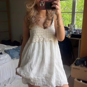 Kort vit klänning  - Supersöt klänning med virkade detaljer upptill och v-ringad hals