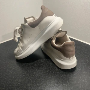 Alexander mcqueen skor - Säljer nu mina alexander mcqueens perfekta till sommaren. Väl andvända men i bra skick! Färgen bak är beigea. Boxen medkommer men har ej kvar kvittot💓