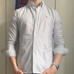 Ralph Lauren Skjorta - Säljer denna skjorta från Ralph Lauren eftersom den var för liten för mig. Storlek S. Den är i mycket bra skick utan defekter. Pris 399kr