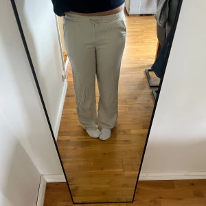 Beiga linnebyxor från Lindex - Säljer ett par beiga linnebyxor från Lindex med resår i midjan då jag inte använder dem. Jätte bra skick och väldigt fina nu till sommaren. Pris kan diskuteras🤍