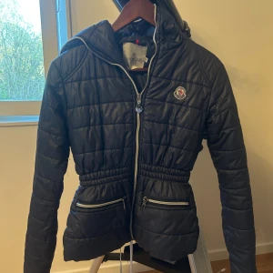 Blå jacka från Moncler - Säljer en super fin jacka i marinblå från moncler med huva och dragkedja framtill. Passar perfekt nu till våren eller hösten! Det är en barnmodell men passar mig som xxs💘🙏