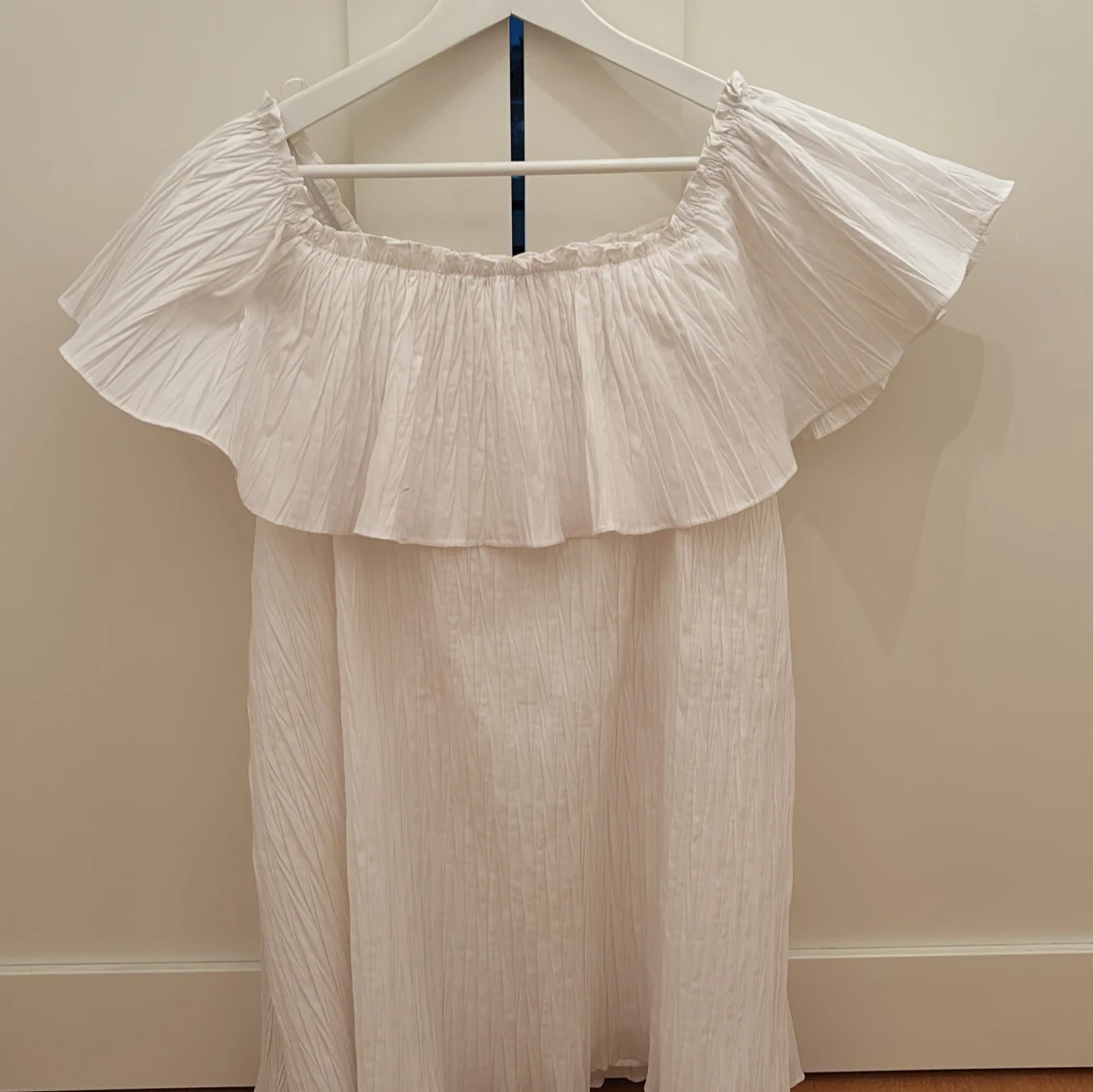 Vit plisserad klänning med volang - 1