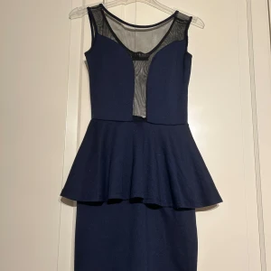 Marinblå peplumklänning från Club L - Snygg marinblå peplumklänning från Club L i strl 6 (S)