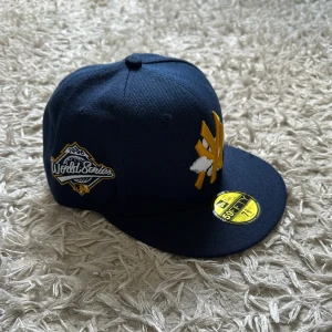 NEW ERA KEPS~ Limited edition - 7 1/8, helt ny aldrig använd, lapparna på kepsen är kvar, perfekt för sommaren, hör av er vid minsta intresse!