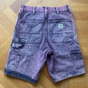 Carhartt W.I.P single knee shorts. - Carhartt W.I.P single knee shorts, lila svarta, fråga gärna om mått eller liknande.