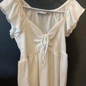 Vit sommartopp - Jättesöt vit sommartopp från lager 157. Kommer aldrig tills användning 💕