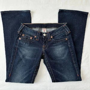 True religion bootcut jeans - Bootcut lowrise trueys, passar mig som har 37 i midjan o 71 innerben! Tyvärr är det nån mysterisk blekt fläck på bakfickan som säkert kan bli fixad med färg eller liknande, därför jag säljer billigt