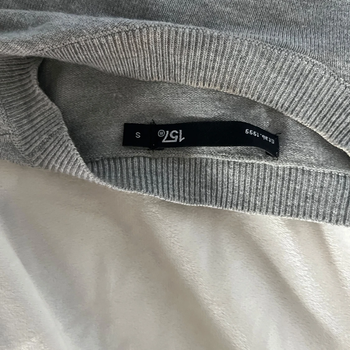 Ljusgrå stickad kortärmad tröja från 157 - 1