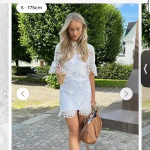 Studenklänning, Vit spetsklänning med kort ärm och volangdetaljer - Säljer min fina studentklänning från BYIC, endast använd på studentdagen och har inga defekter/fläckar. Kommer med en vit underklänning (som på bilderna) Jätte fin och man är bekväm hela dagen 💕Nypris 850kr inkl. underklänningen