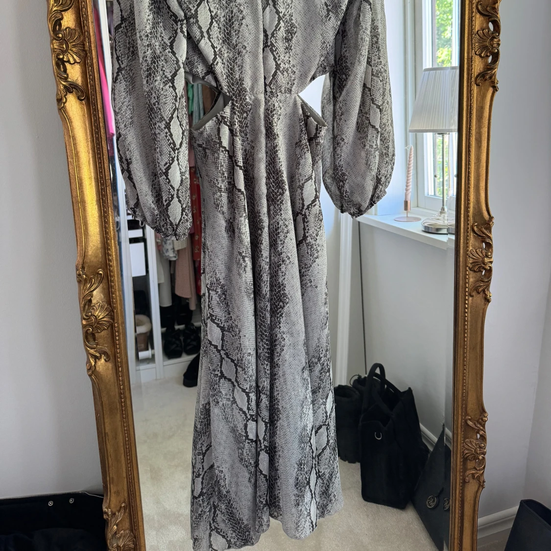 Långklänning med ormmönster och cut-outs - 1