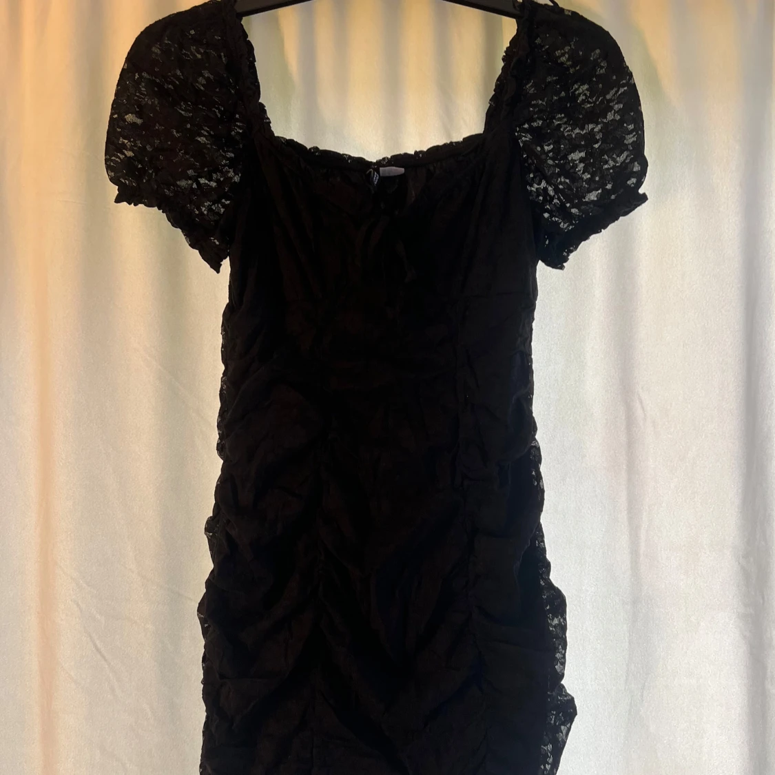 Svart kortklänning med spetsärmar från H&M