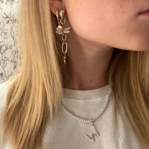 Lottahaselblad örhänge  - Intresse koll på mitt fina örhänge från Lottahaselblad❣️ Örhänget är helt unikt ( ingen har likadant) Köpte för 1200kr, ge prisförslag❣️