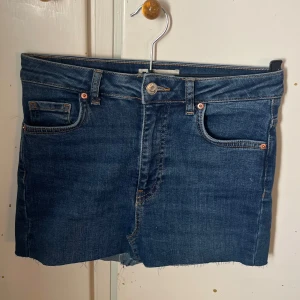 jeanskjol - Säljer en mini skirt, gjorda av jeans med hög midja men jag tänkte kjolen som låg midja. Storlek 34