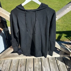 Merinoull tröja  - Svart snygg merinoull tröja i storlek S men är liten i storlek så passar XS, perfekt nu till våren och sommaren, hör av er vid funderingar!