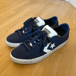 Mörkblå Converse skor - Najs converse skor, i mörkblått. Storlek 45, - Låda medkommer ej…