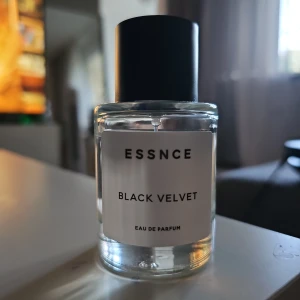 Black Velvet EDP från Essnce 50ml - Denna liknar YSL black opium extremt mycket! Black Velvet från Essnce är en parfym med noter av päron, kaffe och rosépeppar som möter apelsinblomma, jasmin och liljekonvalj. Basen är varm med cederträ, sandelträ, patchouli, vanilj och amber. Doften är djup, sensuell och lockande.