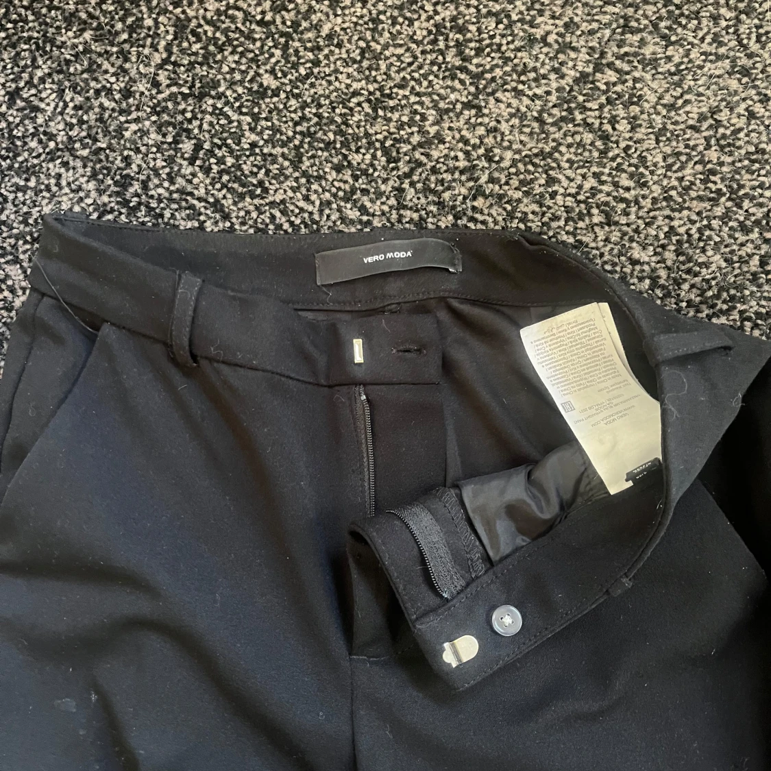 Svarta kostymbyxor från Vero Moda - 1