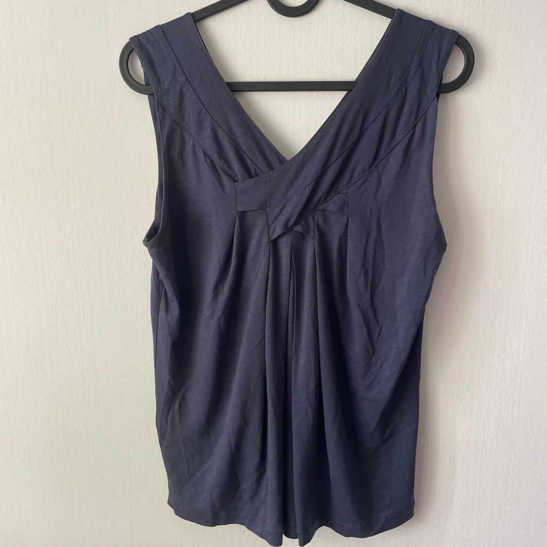 Mörkblå ärmlös topp från Bruuns Bazaar