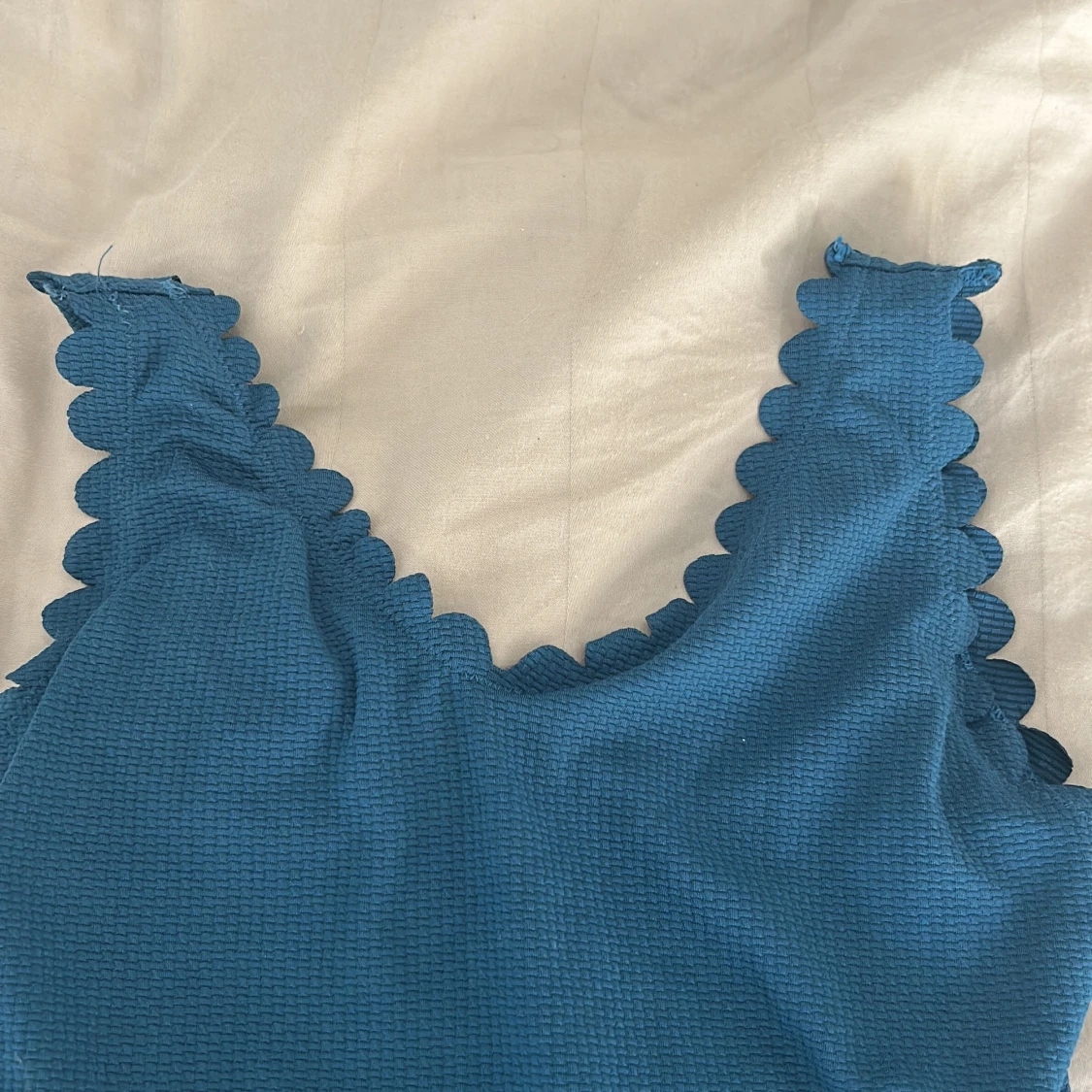 Blå baddräkt med volangkant och leoparddetalj - 2