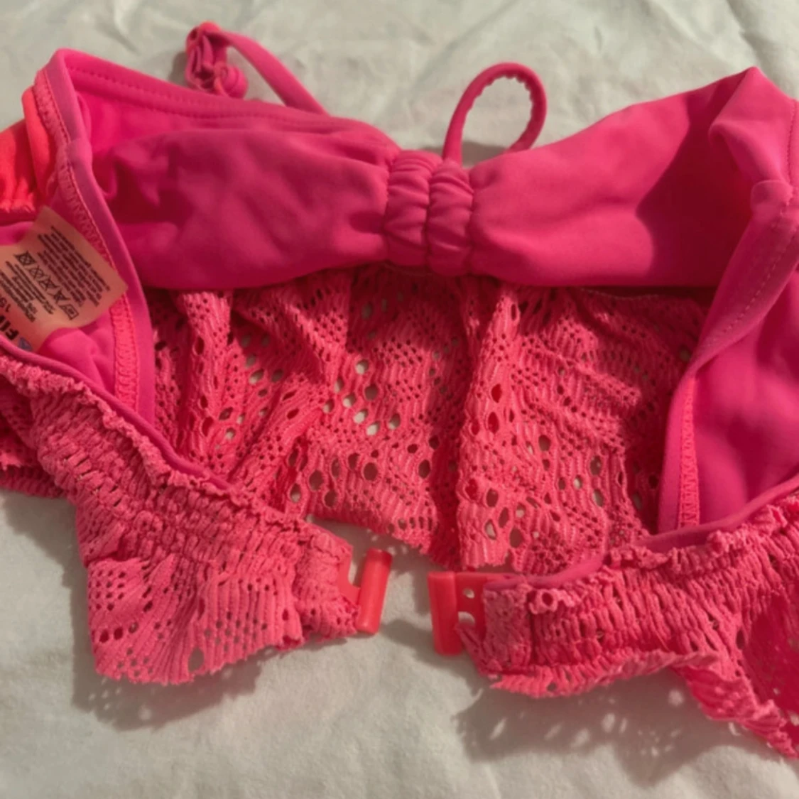 Rosa bikini med volangdetaljer - 1