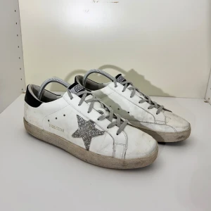 Golden Goose  - Riktig Feta Golden goose I 9/10 skick 🤩 knappt några deffekter alls 🔥 snabb affär = bättre pris 😉 fråga vid minsta fundering, öppen för byten 🤩