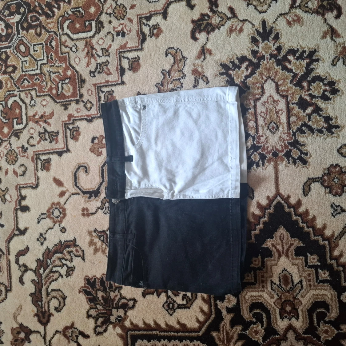 Svartvita jeanskjol med kontrastfickor - 2