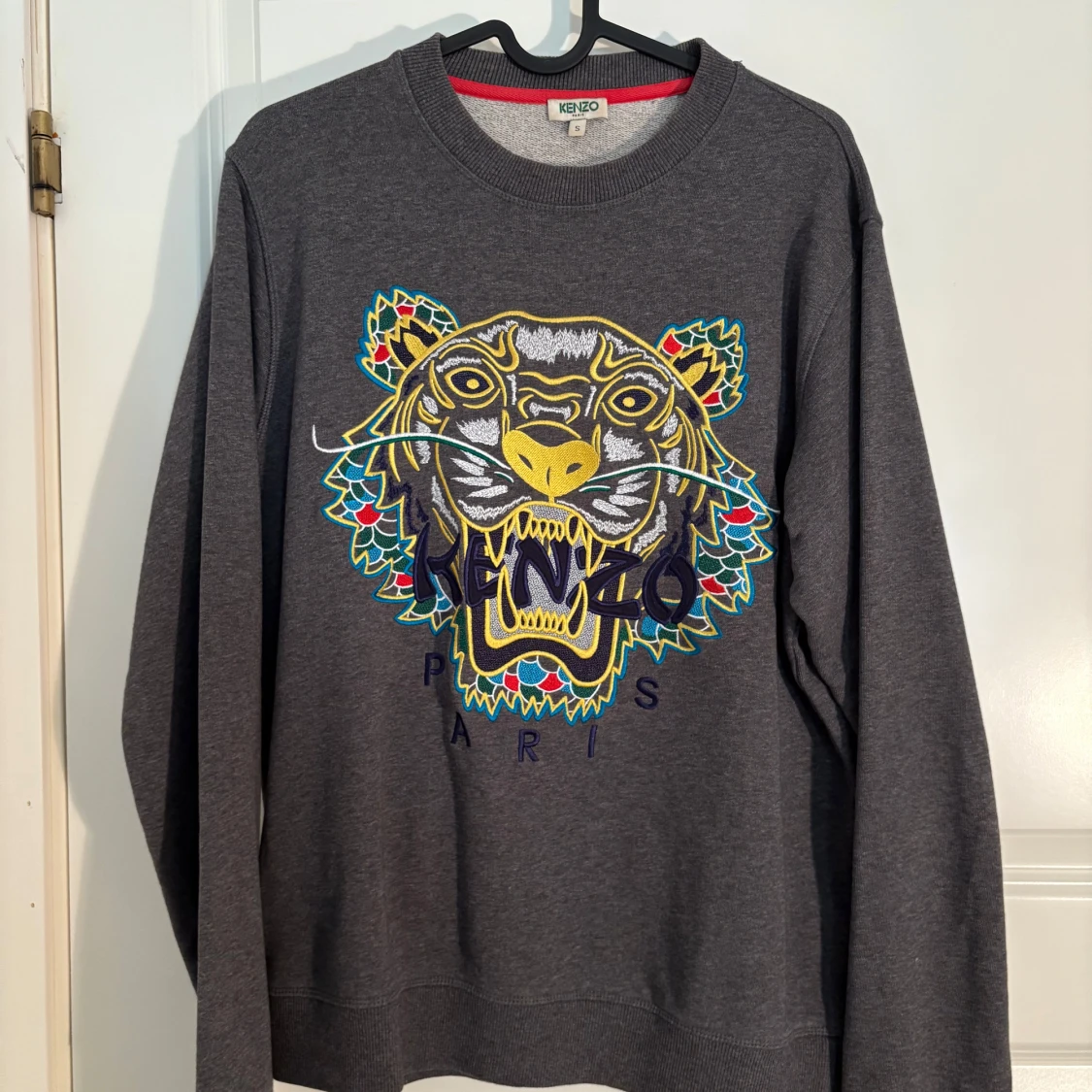 Grå sweatshirt med tiger från Kenzo