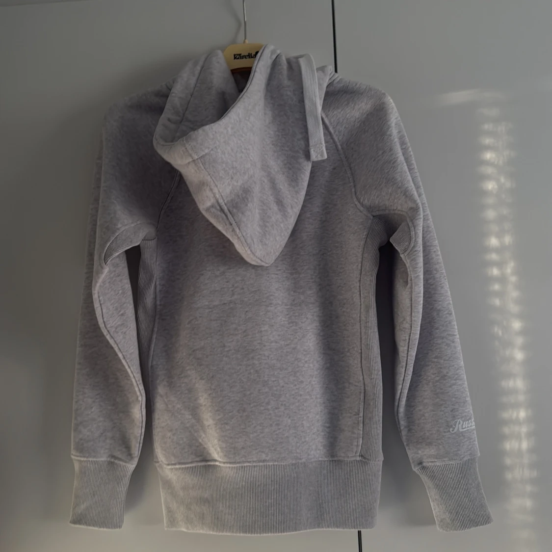 Ljusgrå hoodie från Russemerch - 2