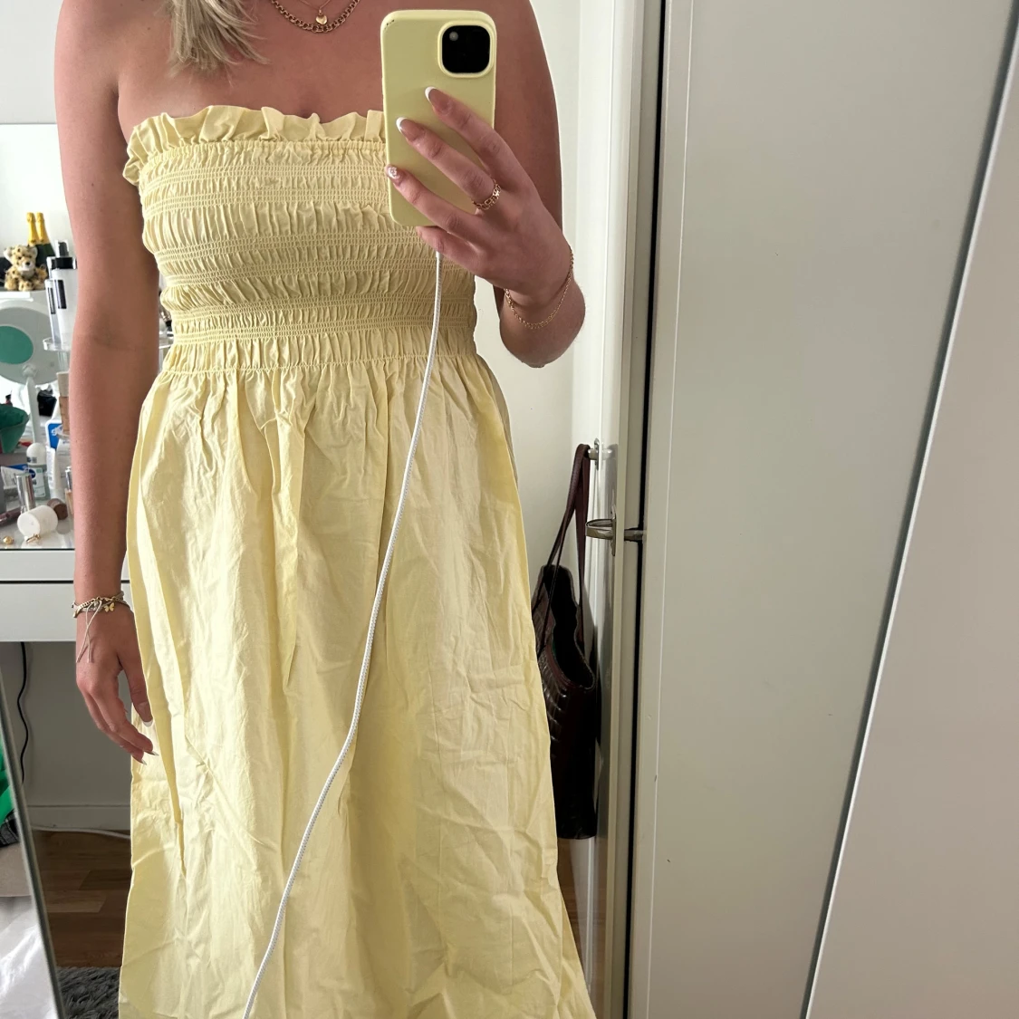 Gul axelbandslös sommarklänning