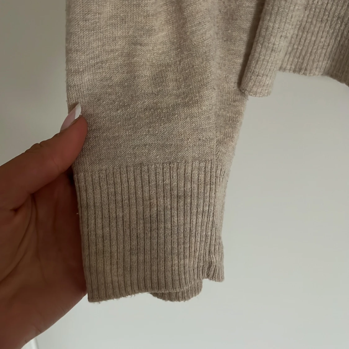 Beige stickad tröja från H&M - 1