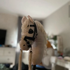 Vit käpphäst  - Säljer vit käpphäst, inget tillbehör, ingen pinne kommer med