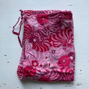 🍒Vintage y2k strandbyxor🍒 - 🍒FLOWER POWER🍒Trendiga unika vintage y2k strandbyxor med dragsko i midjan. Kommer i ett tunt  bomullstyg utan stretch. Bär dem med din bikini för en trendig look i sommar!🌺Bild 4 som inspiration.🍒